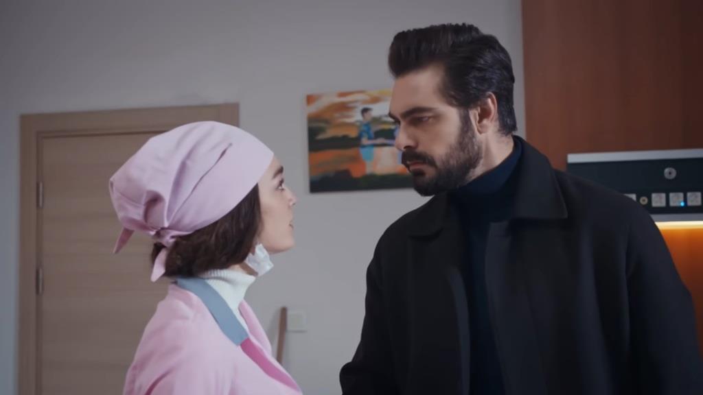 Nana w przebraniu salowej i Yaman.