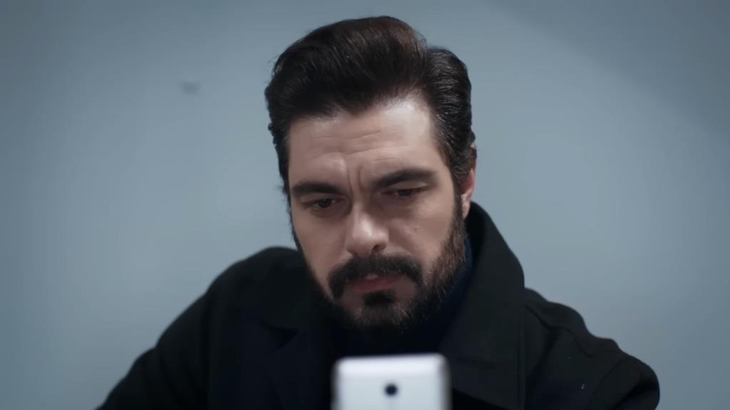 Yaman trzyma telefon w ręku.