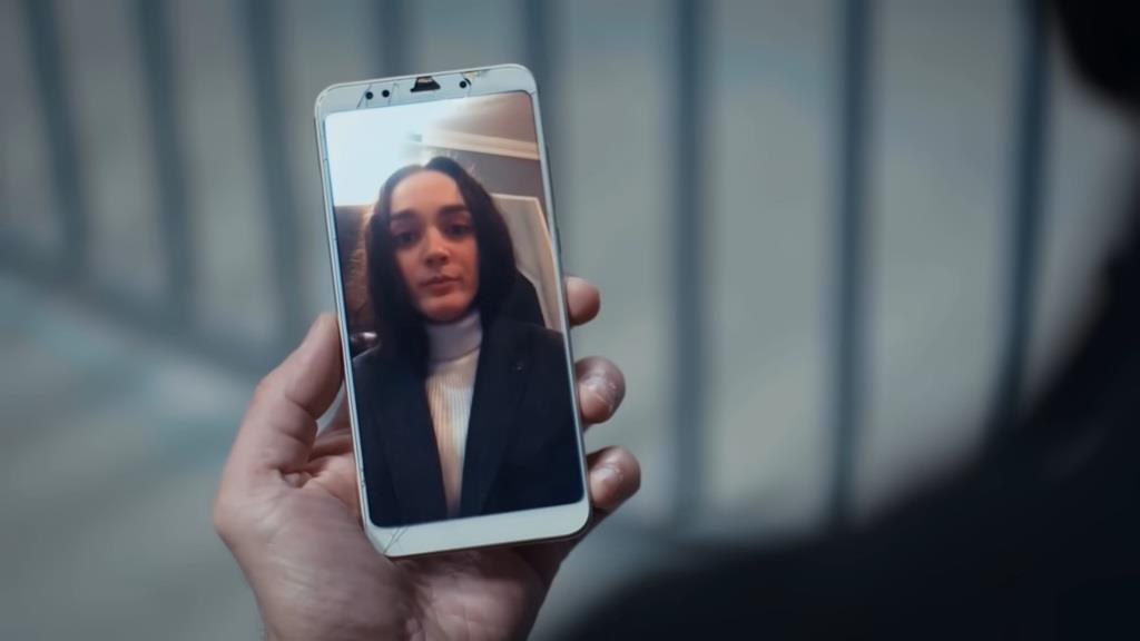 Nana na ekranie telefonu Yamana.