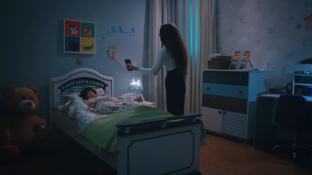 Scena w pokoju Yusufa. Nana pokazuje Yamanowi śpiącego bratanka.