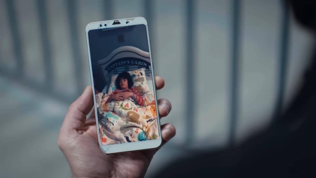 Śpiący Yusuf na telefonie Yamana.