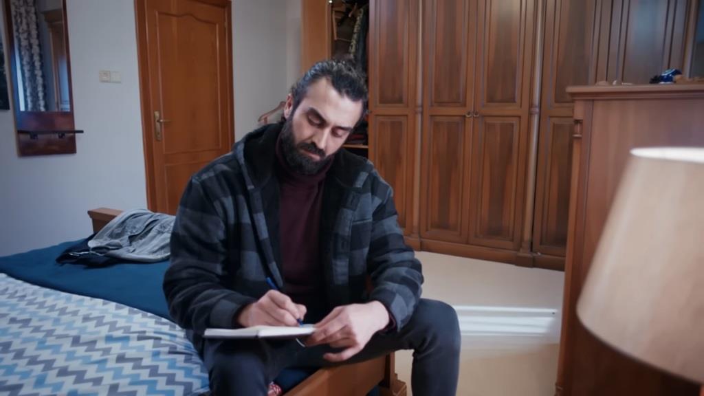 Ferit dokonuje wpisu w swoim pamiętniku.