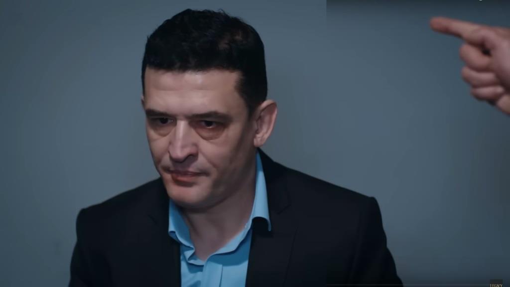 Fuat podczas przesłuchania.