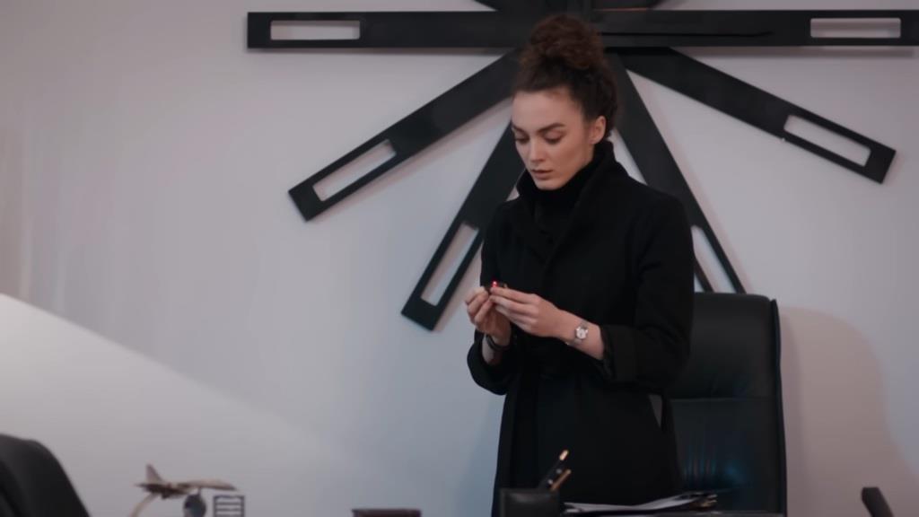 Nana trzyma w rękach urządzenie podsłuchowe w gabinecie Yamana.