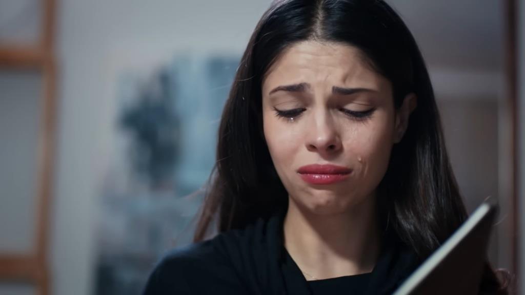 Lektura pamiętnika Ferita doprowadza Ayse do płaczu.