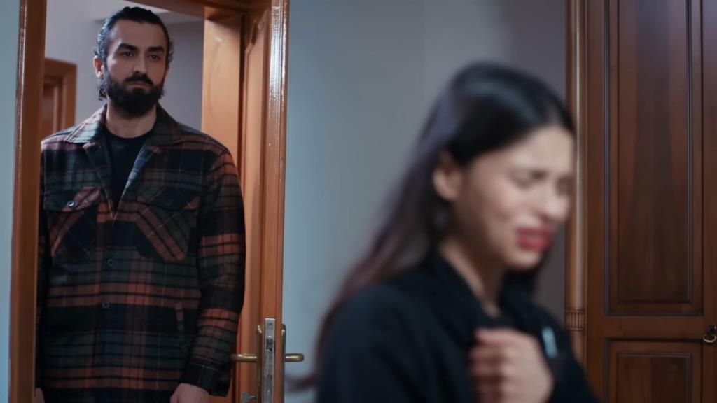 Ferit stoi przy uchylonych drzwiach, patrząc na Ayse, która płacze i przyciska do piersi jego pamiętnik.