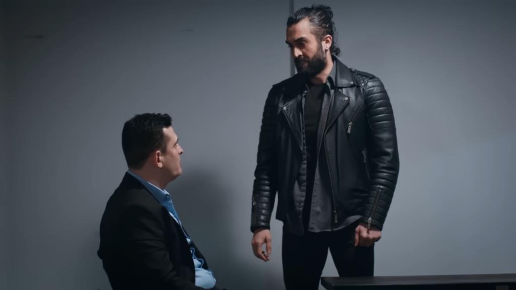 Ferit i Fuat w pokoju przesłuchań.