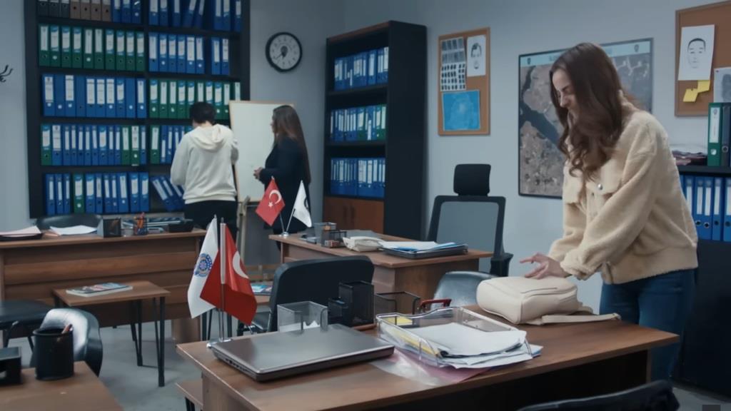 Scena na komisariacie. Basak podrzuca narkotyki do plecaka Nese.