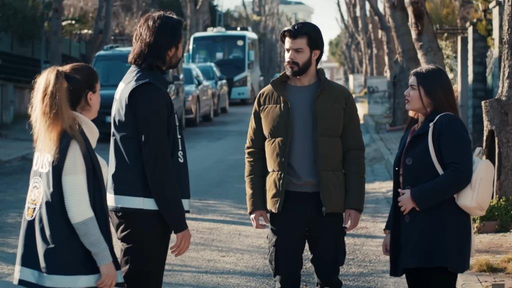 Policjanci chcą zatrzymać Nese.