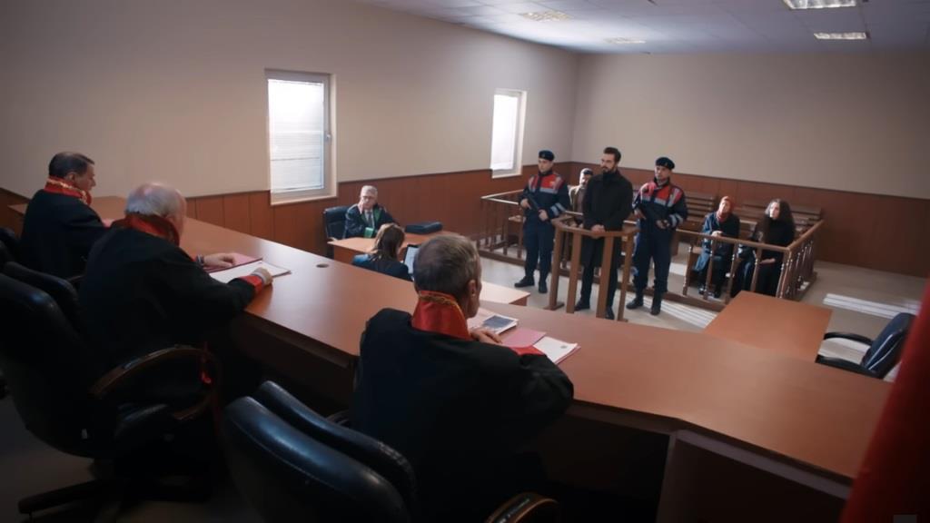 Kadr ukazujący salę rozpraw, na której trwa rozprawa Yamana.