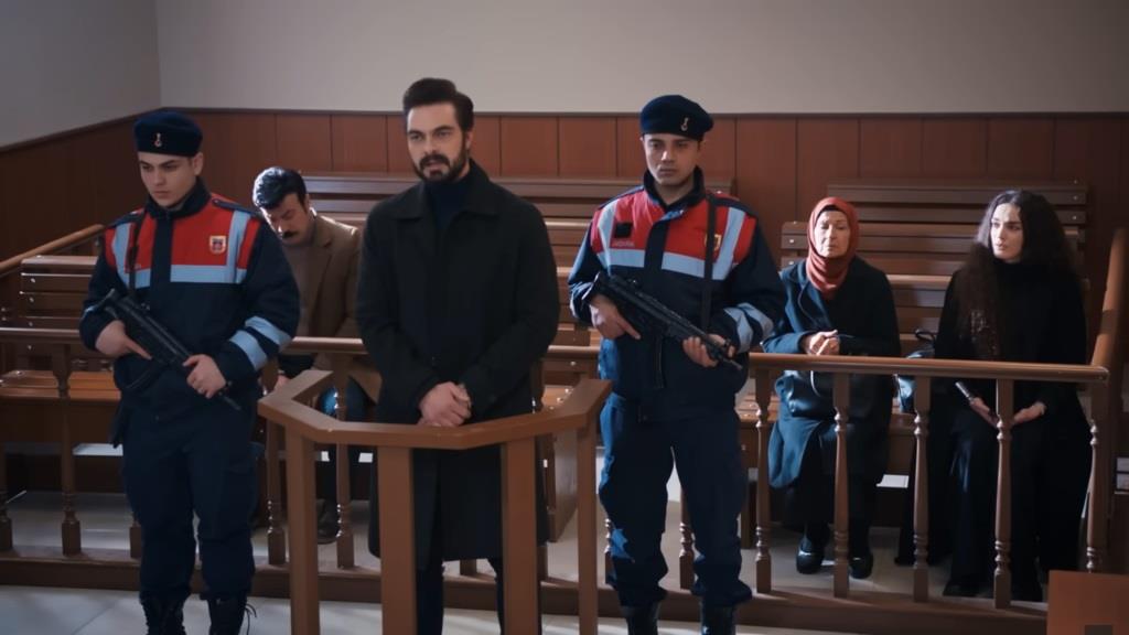 Yaman i znajdujący się obok niego strażnicy więzienni.