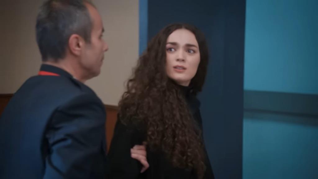 Nana zostaje wyprowadzona z sali.