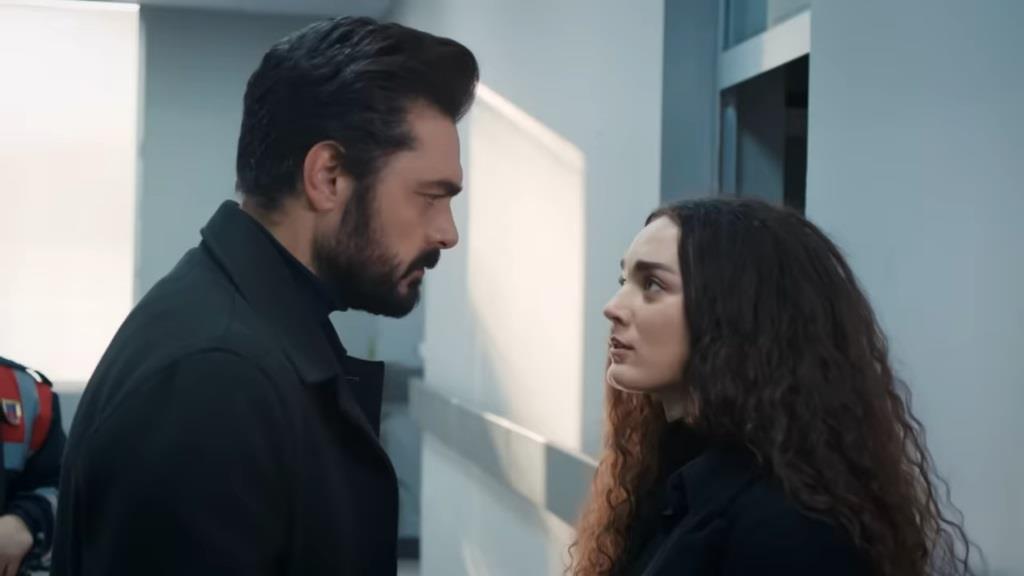 Yaman i Nana po ogłoszeniu decyzji sędziego. Stoją naprzeciwko siebie i patrzą sobie w oczy.