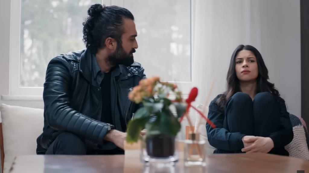 Ferit i Ayse siedzą przy stole.