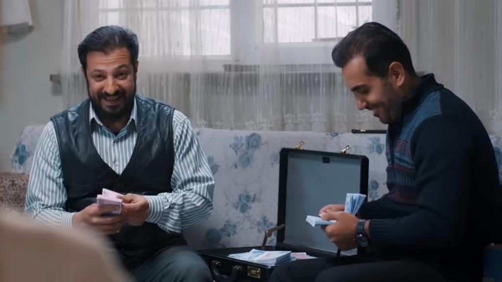 Idris i Kazim przeliczają gotówkę.