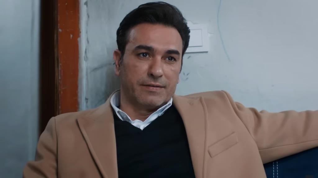 Nedim siedzi zrelaksowany.