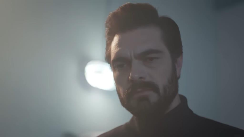 Yaman pisze list w więziennej celi.