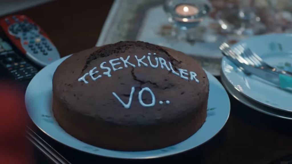Ciasto, które przygotowała Nese. Znajduje się na nim niedokończony napis: "Dziękuję, Vo".