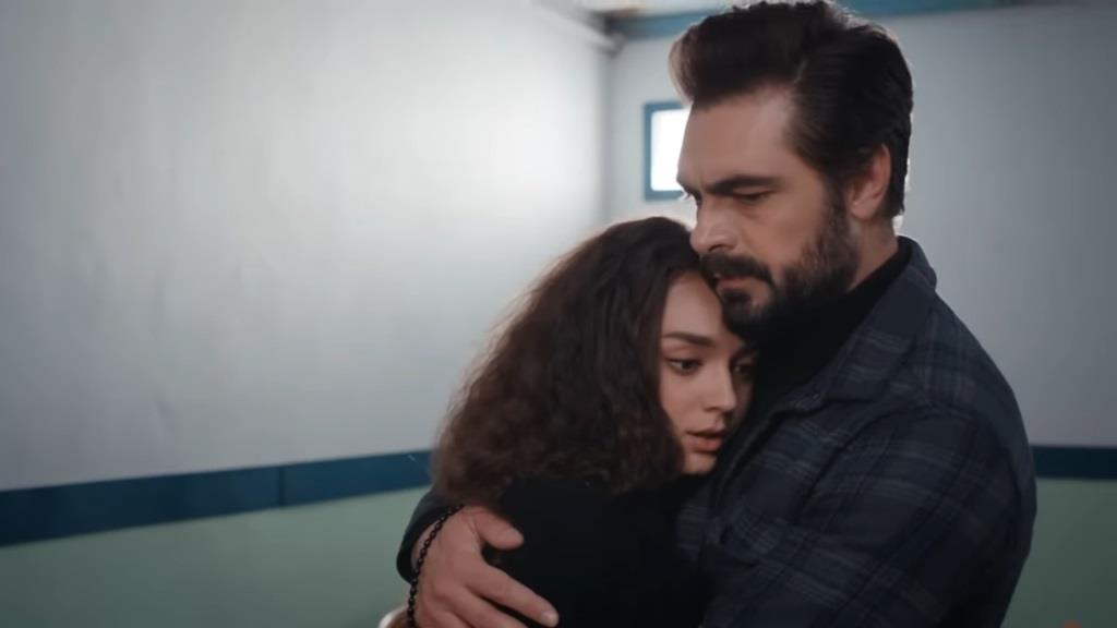 Yaman obejmuje Nanę.