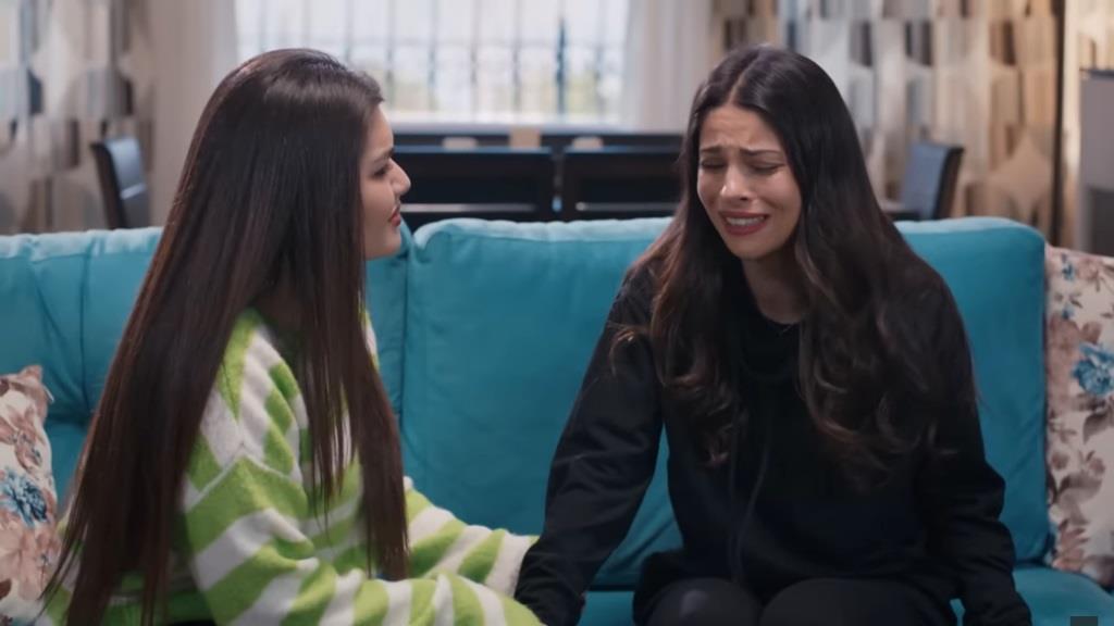 Załamana Ayse i pocieszająca ją Nese.