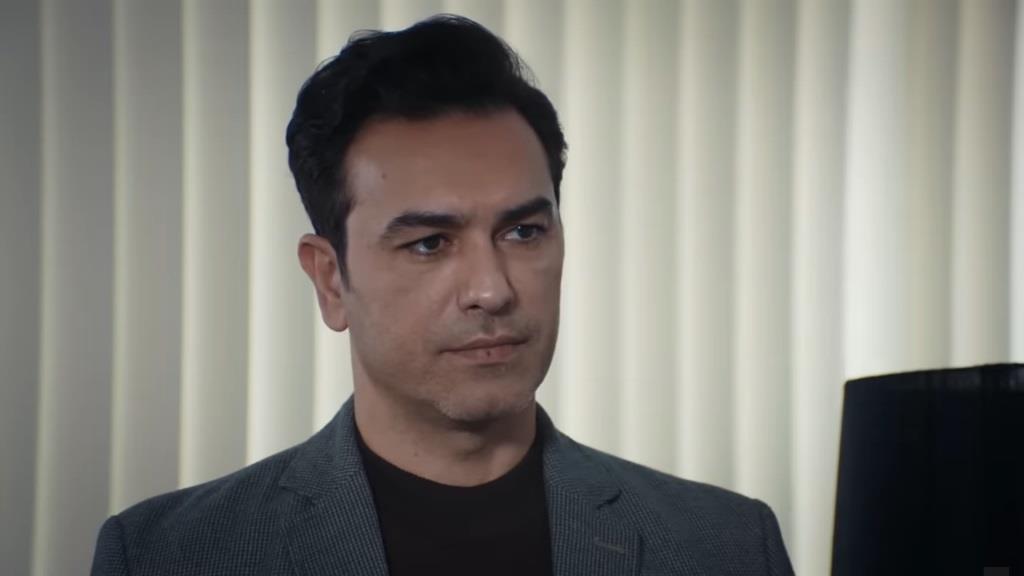 Zbliżenie na skupioną twarz Nedima.