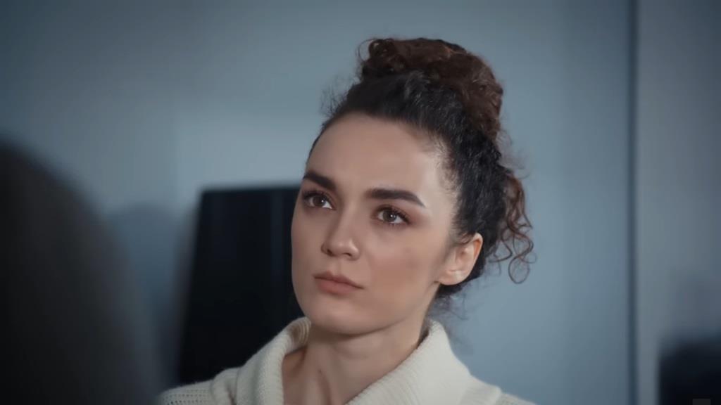 Nana przygląda się podejrzliwe Nedimowi.