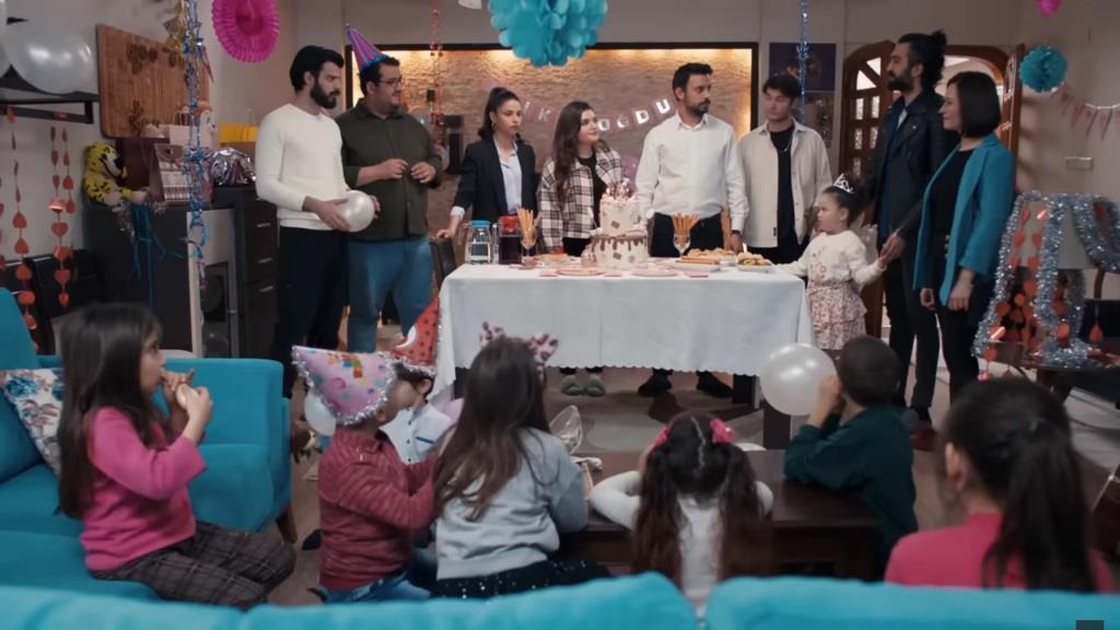 Zgromadzeni goście na urodzinach Dogi.