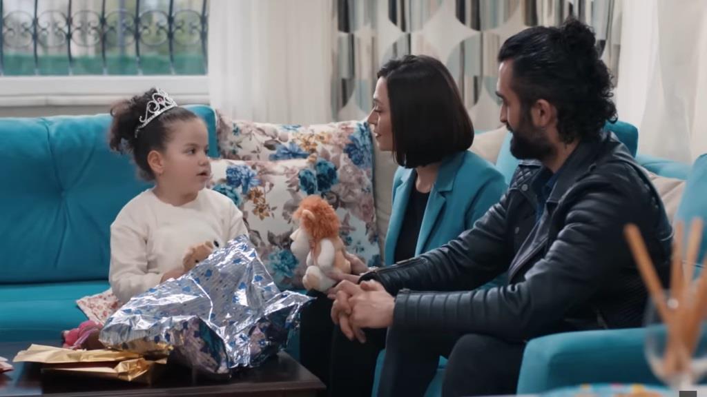 Doga, Akasya i Ferit siedzą na kanapie.