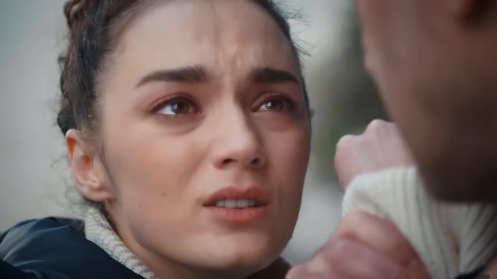 Nana patrzy z nienawiścią na Nedima. W jej oczach błyszczą łzy.