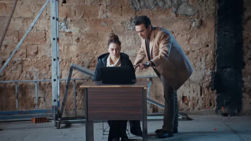 Nedim pokazuje Nanie nagranie na laptopie.