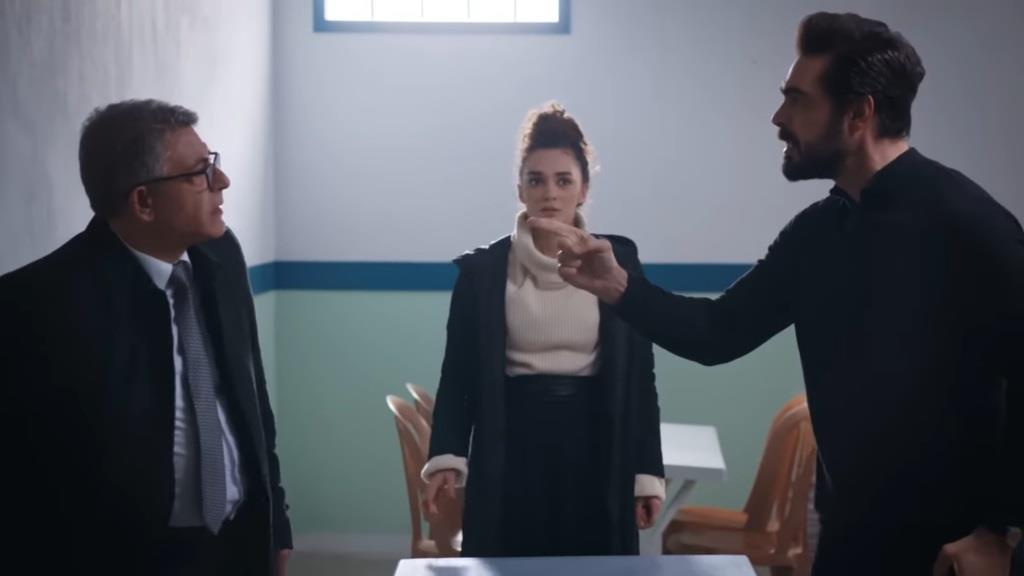 Scena w sali widzeń. Nana, Yaman i jego adwokat.