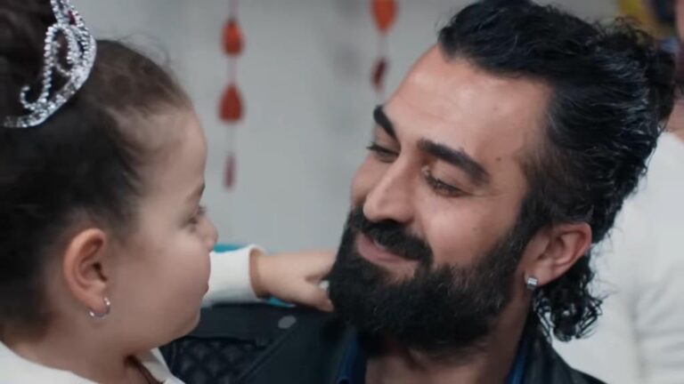 Ferit patrzy z uśmiechem na Dogę.