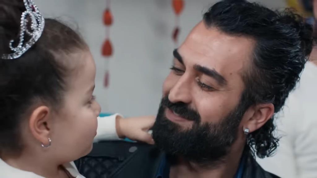 Ferit patrzy z uśmiechem na Dogę.