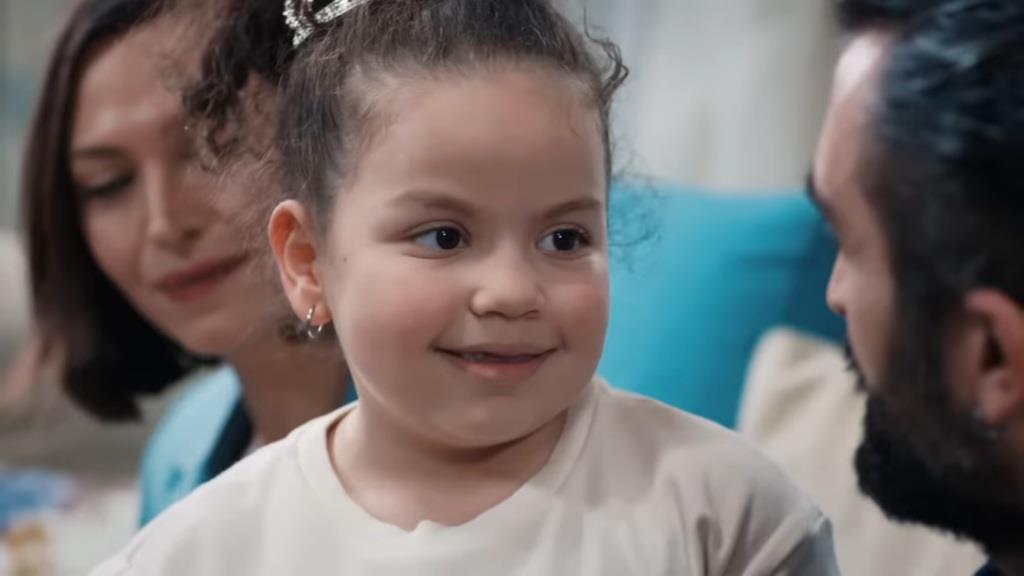 Doga uśmiecha się, patrząc na Ferita. Za nią siedzi Akasya.