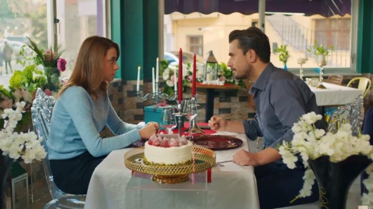 Elif i Kuzey siedzą przy stoliku w kawiarni.