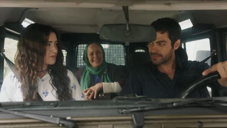 Kadr z 143. odcinka "Wichrowego Wzgórza". Halil, Zeynep i Zumrut jadą na wesele.