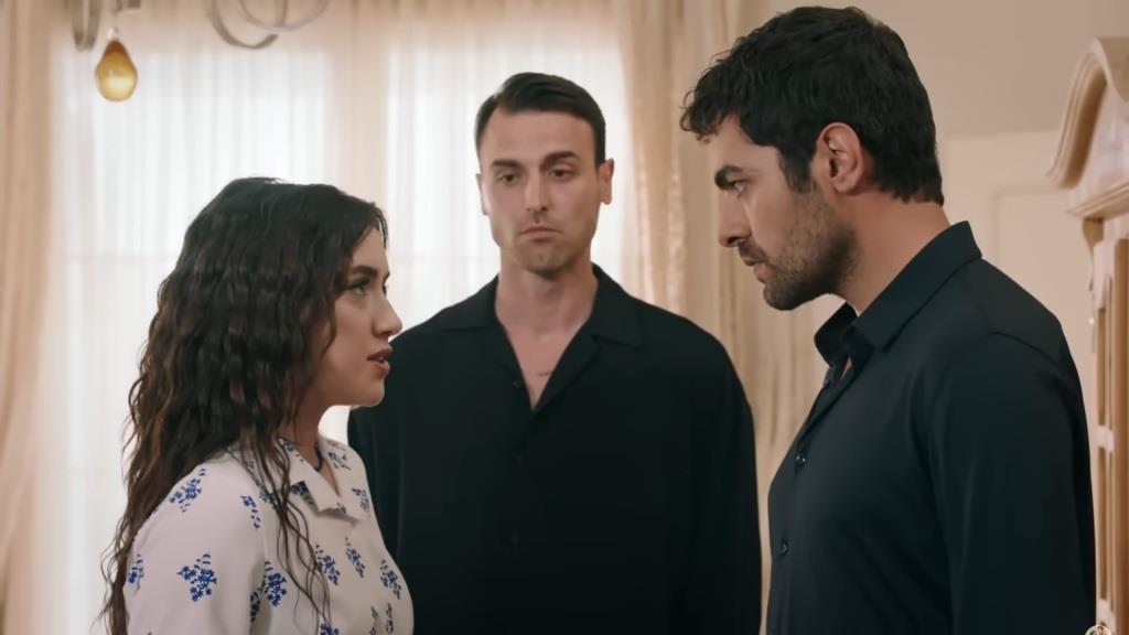 Kadr z 141. odcinka. Alper stoi między Halilem a Zeynep, szykując w głowie plan zemsty.