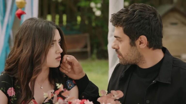 Kadr z 150. odcinka "Wichrowego Wzgórza". Halil sięga dłonią w kierunku ust Zeynep.