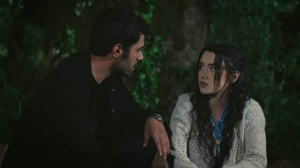 Kadr z 151. odcinka "Wichrowego Wzgórza". Halil i Zeynep spędzają noc w lesie.