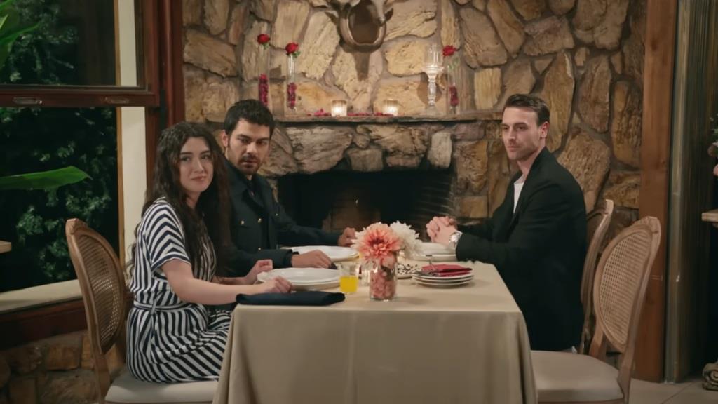 Kadr z 162. odcinka "Wichrowego Wzgórza". Zeynep, Halil i Alper na wspólnej kolacji w restauracji.