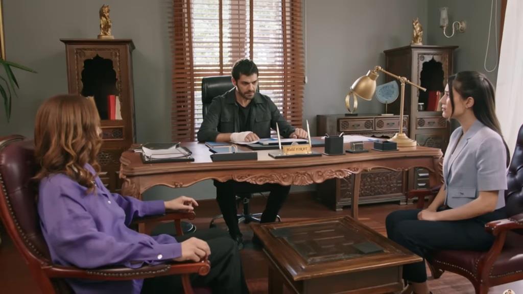 Scena w gabinecie. Songul, Gulhan i Halil.