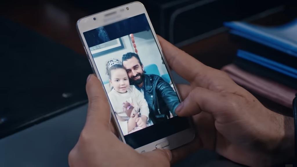 Zdjęcie Dogi i Ferita na ekranie telefonu.