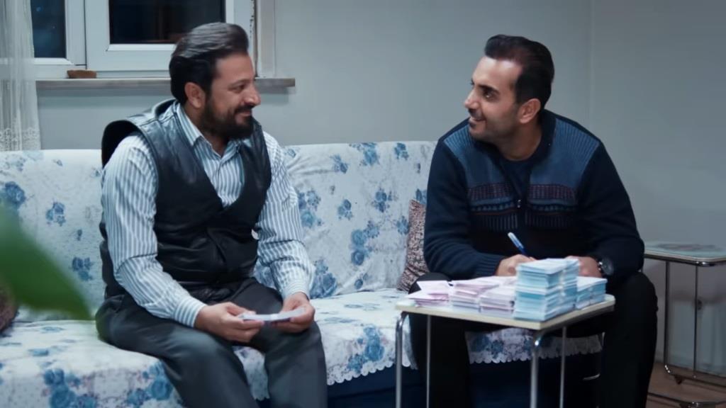 Idris i Kazim oraz stos gotówki.