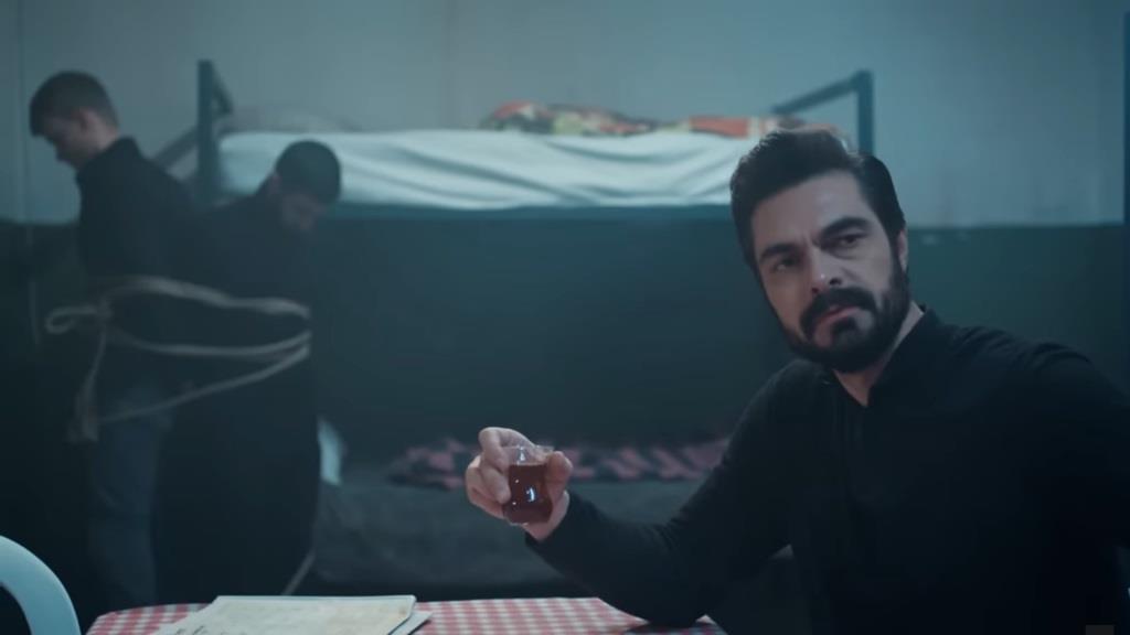 Kadr w celi. Yaman oraz związani napastnicy.