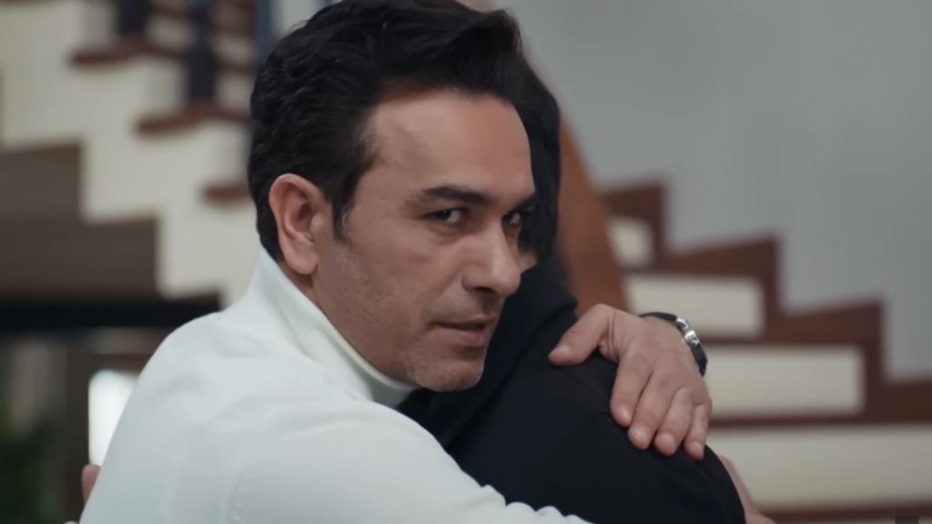 Nedim obejmuje Yamana.