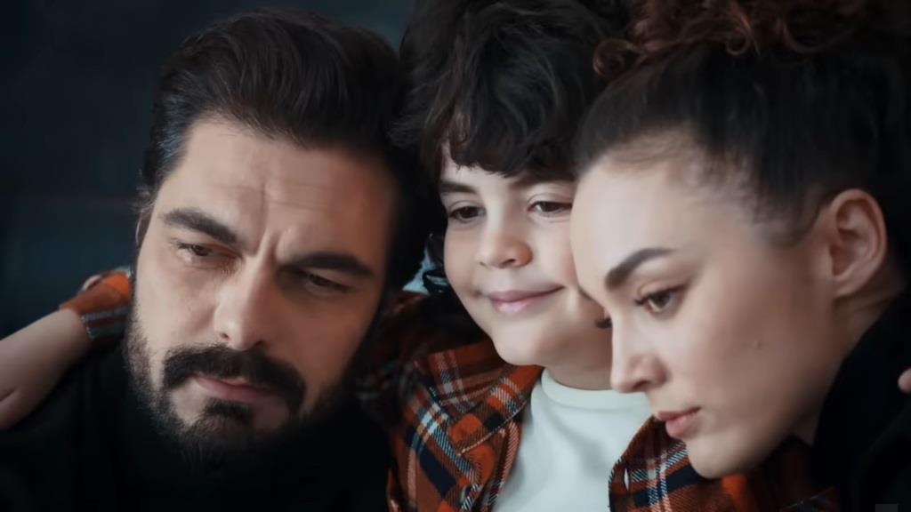 Yaman, Yusuf i Nana pozują do selfie.