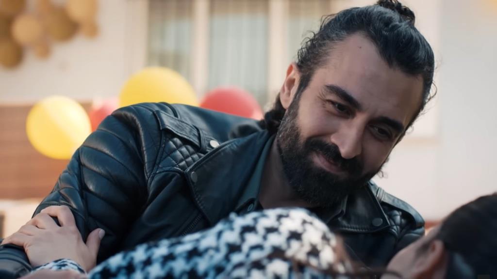 Ferit uśmiecha się.