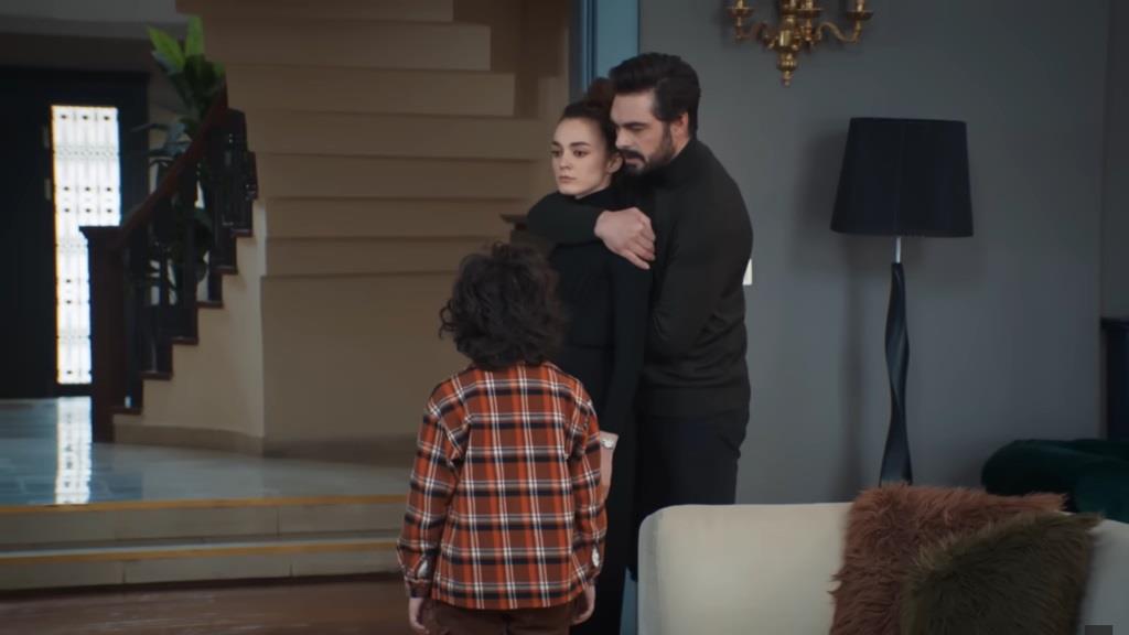 Yaman uczy Yusufa technik samoobrony. Nana jest modelem.