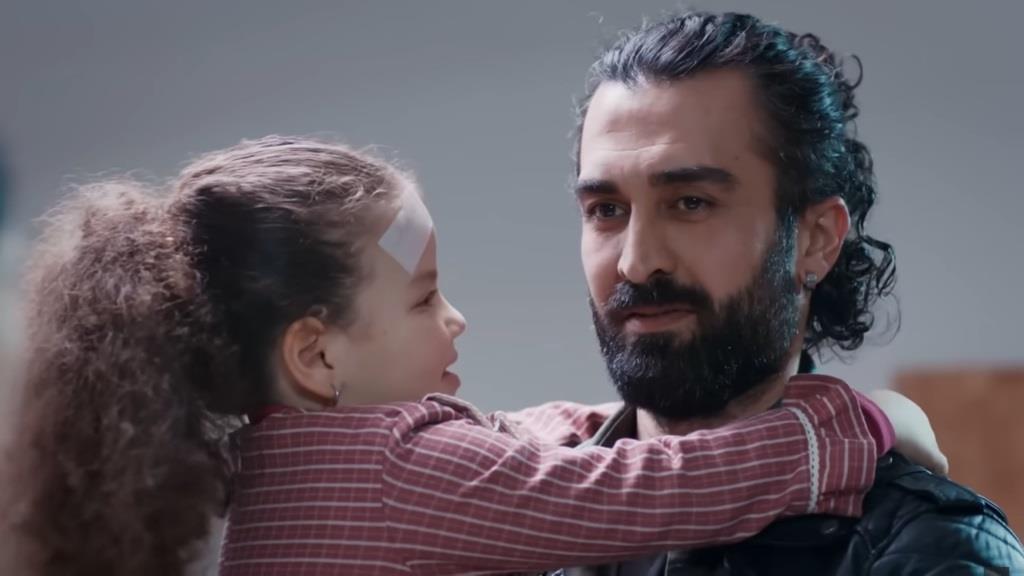 Doga na rękach Ferita. Komisarz pęka z dumy, gdy dziewczynka nazywa go tatą.