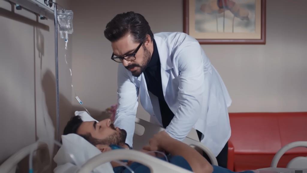 Yaman w przebraniu lekarza w sali Nusreta.